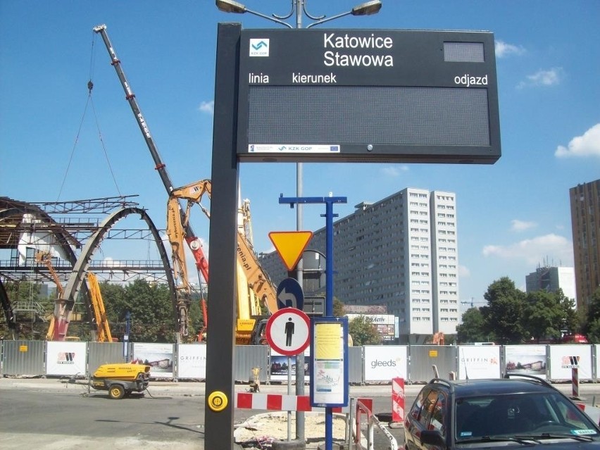 Elektroniczne tablice KZK GOP na przystankach w Katowicach [ZDJĘCIA, SONDA]