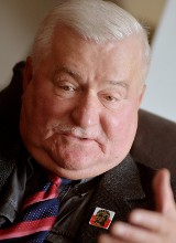 Lech Wałęsa zgolił wąsy. "Wybieram się do ciepłych krajów. Chcę się lepiej opalić"