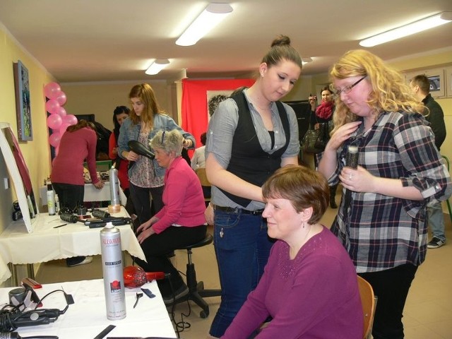 Stylizacja fryzury to tylko jedna z ofert, z jakiej korzystały uczestniczki warsztatów terapii zajęciowej przy Al. Niepodległości w Tarnobrzegu w ramach obchodów Dnia Kobiet.