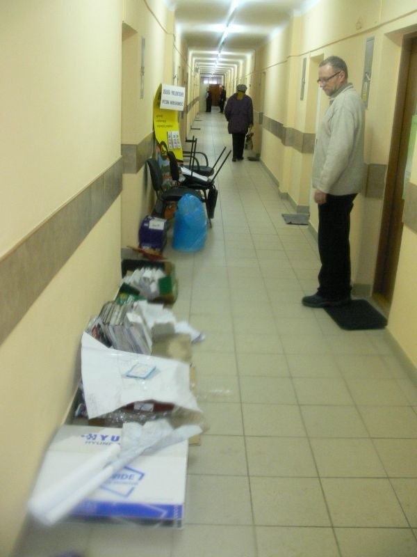 Mariusz Nurzyński musiał wynosić ze swojego biura całe wyposażenie - wszystko zalała woda. 