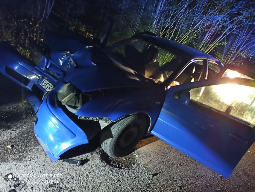 Szymany. Nocny wypadek na drodze leśnej. Volkswagen uderzył w drzewo. Jedna osoba trafiła do szpitala [ZDJĘCIA]