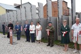 Mur Pamięci z blisko 600 nazwiskami zamordowanych w lipcu 1945 roku podczas Obławy Augustowskiej odsłonięto w Augustowie