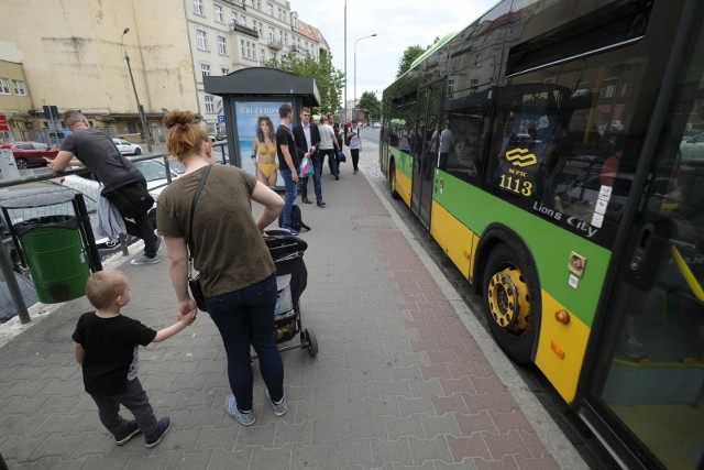Jak informuje ZTM Poznań, średni wskaźnik punktualności dla autobusów w październiku 2019 roku wyniósł 77,5 proc. Są jednak takie linie, których punktualność przekracza nawet 90 proc., a najlepsza osiąga wskaźnik prawie 100 proc.!SPRAWDŹ TEŻ: 6 najgorszych linii autobusowych w PoznaniuPrzejdź dalej i zobacz, które linie autobusowe w Poznaniu są najbardziej punktualne --->