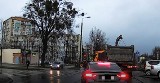 Toruń. Chaos na ulicy Chrobrego. Dlaczego samochody jeździły po chodniku? [Zdjęcia]