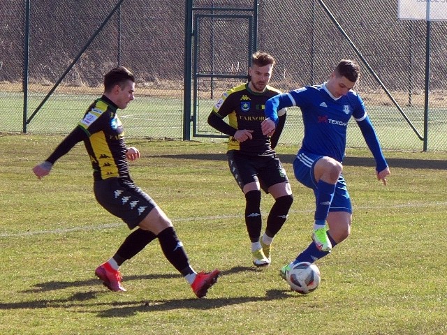 Siarka Tarnobrzeg (żółto-czarne stroje) w ostatniej kolejce pokonała 3:2 Sokoła Sieniawa