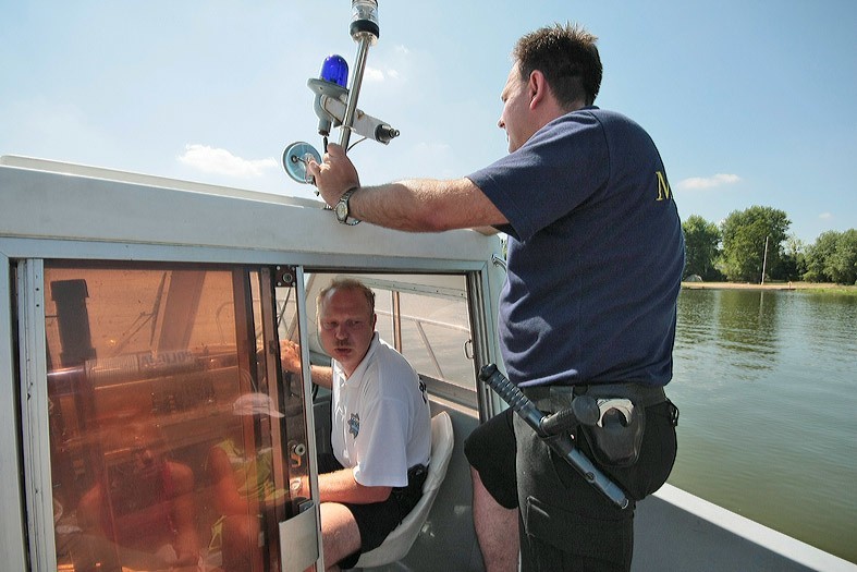 Grudziądz: Policjanci ze strażnikami miejskimi patrolują Jezioro Wielkie Rudnickie