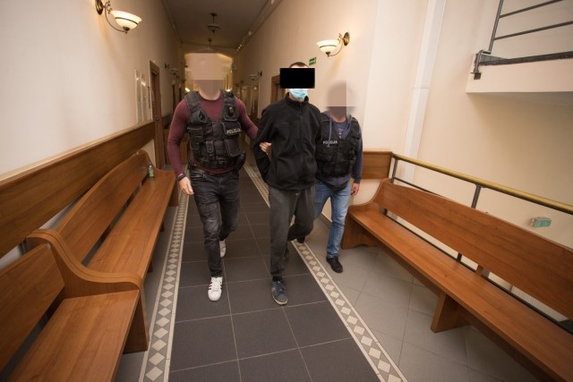 Doprowadzenia podejrzanych do prokuratury i do sądu w Słupsku