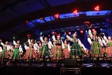 Niezwykły koncert zespołu Mazowsze w sali sportowej białobrzeskiej "jedynki". Artystów oklaskiwał tłum mieszkańców 
