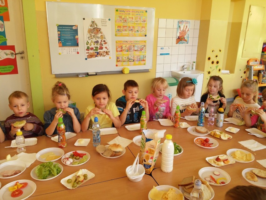 „Śniadanie Daje Moc” dzieciom w Szkole Podstawowej Nr 44 w...