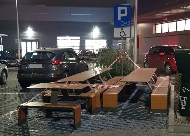 Miejsce na parkingu zostało już zwolnione. Wcześniej jednak znajdowały się na nim ławki należące do restauracji McDonald’s.