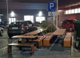 Poznań: Miejsce parkingowe dla niepełnosprawnych na Ławicy zajęły... ławki z McDonalda
