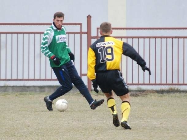 Sławomir Jedynak (z lewej) nowy piłkarz TS 946 Nidy Pińczów, strzela już dla swojej nowej drużyny. Zdobył on bramkę w sobotnim sparingu z GKS Nowiny.