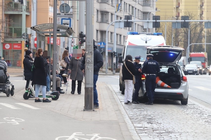 Młoda dziewczyna z Singapuru pędząc hulajnogą po chodniku...