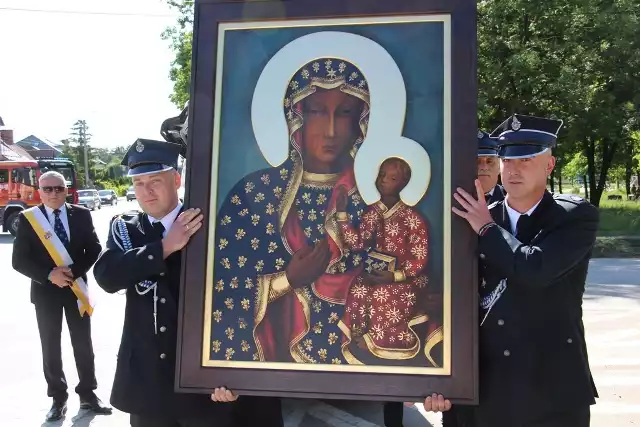 Druhowie z Ochotniczej Straży Pożarnej Suchedniów niosą kopię obrazu Matki Bożej Częstochowskiej. Więcej zdjęć z tej wyjątkowej uroczystości na kolejnych slajdach