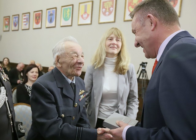 Odznaki dla zasłużonych mieszkańców województwa łódzkiego na 100-lecie odzyskania niepodległości