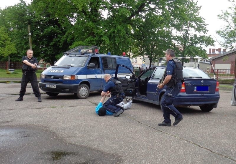 Pokaz policjantów na dniach otwartych szkoły średniej (zdjęcia)