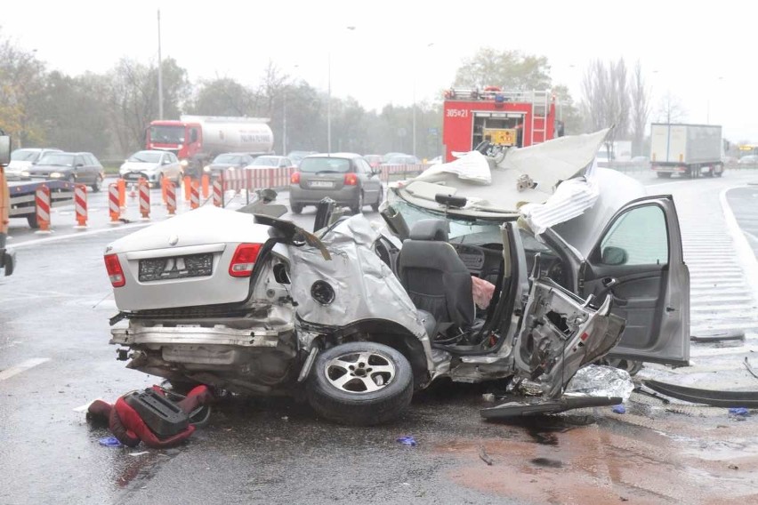 Śmiertelny wypadek na Psim Polu. Saab staranował inne auta