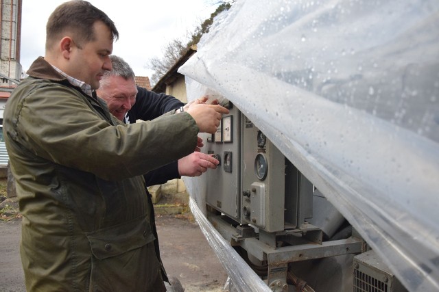 Generator prądu z Polski trafił do szpitala w Brzuchowicach koło Lwowa. Nz. Grzegorz Lewandowski (nz. z lewej) i Jacek Wrona.