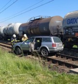 Karłowice. Na przejeździe kolejowym volkswagen passat wjechał pod pociąg. Jedna osoba poszkodowana