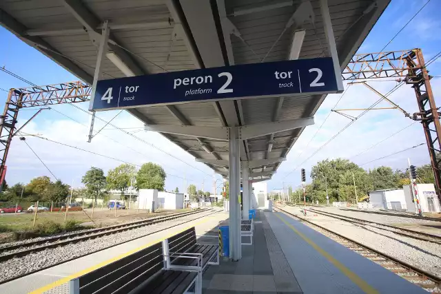 Przebudowa przystanku Wrocław Muchobór dobiega końca. Pasażerowie mogą już korzystać z dwóch nowych peronów, gdzie są trzy tory jazdy pociągów pasażerskich.