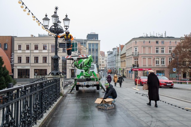 Tegoroczny Bydgoski Jarmark Świąteczny rozpocznie się 19 listopada i zakończy się tuż przed świętami Bożego Narodzenia. Miasto Bydgoszcz wybrało 28 wystawców, którzy wypełnią po brzegi świąteczne domki na ul. Mostowej i Starym Rynku. W poniedziałek, 7 listopada, rozpocznie się montaż infrastruktury jarmarkowej i wprowadzone zostaną ograniczenia ruchu w obrębie Starego Miasta. 