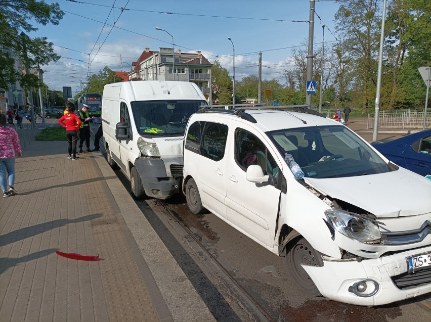 Zderzenie aut i autobusu na Potulickiej w Szczecinie. Spore utrudnienia w ruchu