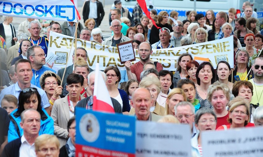 Protest przeciwko spektaklowi Golgota w Bydgoszczy