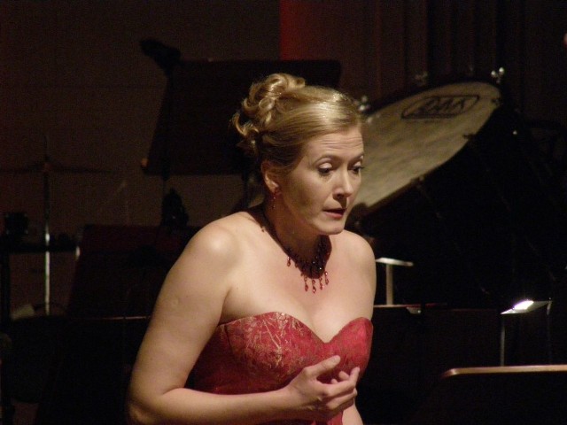 Aleksandra Zamojska podczas koncertu w Filharmonii Świętokrzyskiej.