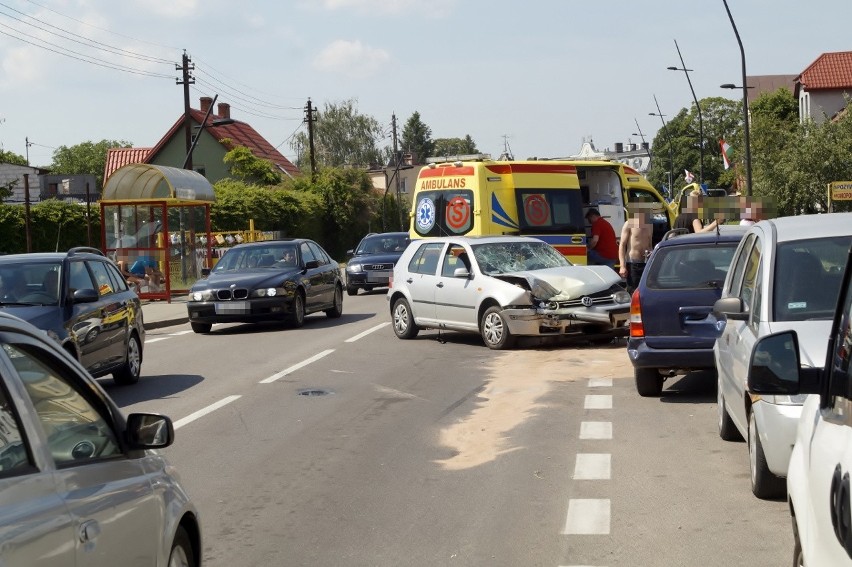 Wypadek w Kobylnicy. Kierowca motocykla i żona kierowcy auta w szpitalu