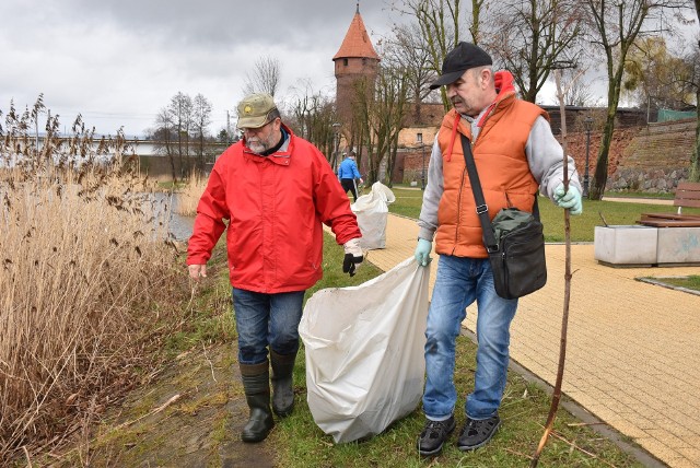 - Robimy to sami dla siebie - mówili malborscy wędkarze biorący udział w niedzielnej akcji. Apelują do wszystkich, by nie zaśmiecali rzeki i jej brzegów.