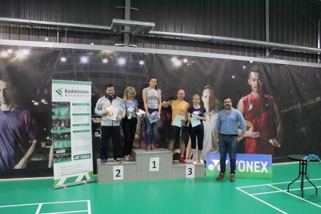 Dekoracja uczestników turnieju, który odbył się na kortach Badminton Wschodnia.