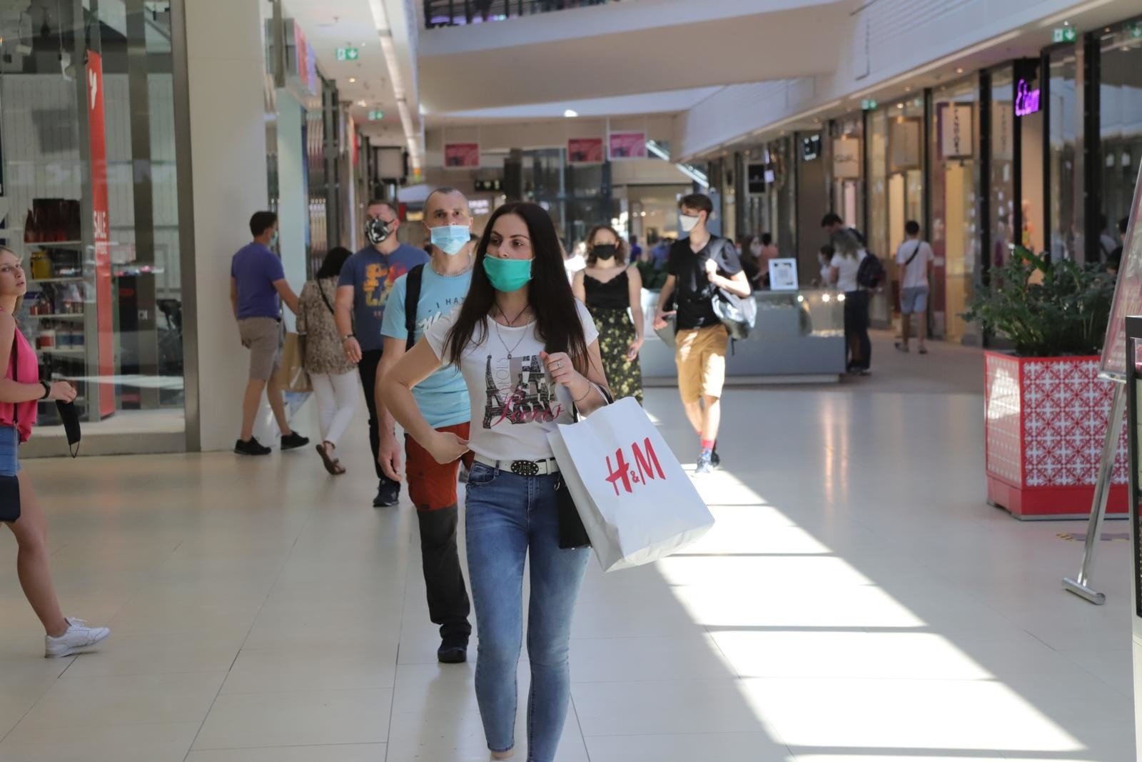 Przybywa pustych lokali w obiektach handlowych. Gigant odzieżowy H&M  planuje zamknąć 250 swoich placówek | Strefa Biznesu