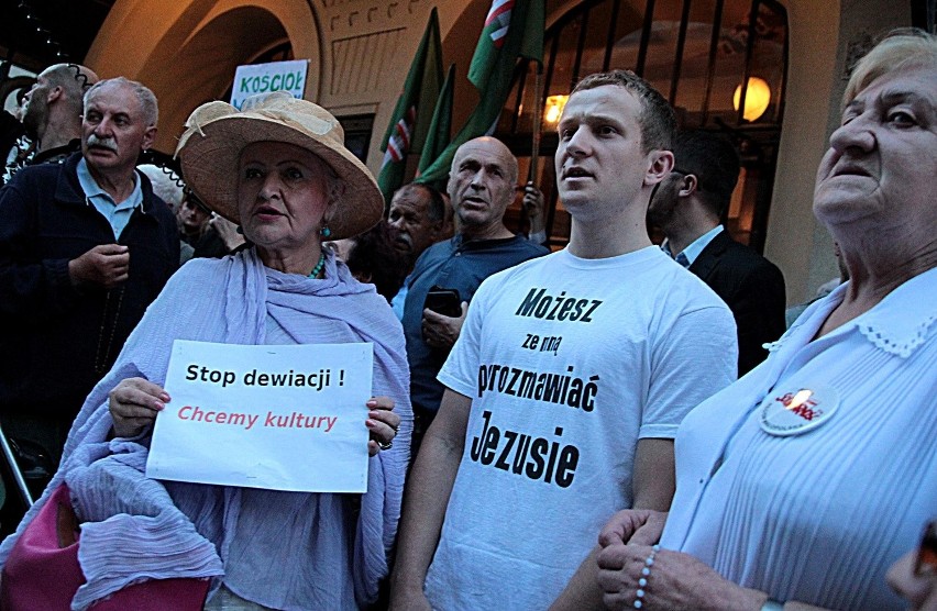 Modlitwa i przepychanki: protest pod Teatrem Starym [NOWE ZDJĘCIA]
