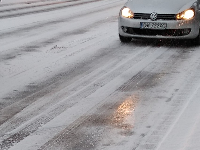 Atak zimy we Wrocławiu. Miasto stanęło w korku (ZDJĘCIA)