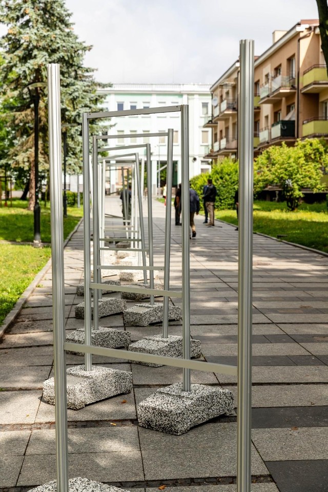 Wystawa "Szlakiem Ostrobramskiej - tam, gdzie w Atenach bije polskie serce" zniszczona po raz drugi. Organizatorzy nie zniechęcają się i planują powrócić z wystawą na Rynek Kościuszki.