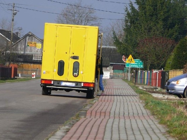 Wilkowa w gminie Łubnice. Sklep na &#8222;kółkach&#8221; zatrzymuje się na drodze. Taki handel jest zakazany, bo nie odbywa się w miejscu do tego przeznaczonym. Chętnych nie brakuje, mimo że lokalny sklep jest 200 metrów dalej.