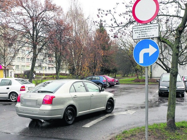 Wprowadzenie ograniczeń w dostępności do miejsc parkingowych było inicjatywą mieszkańców. Za łamanie zakazu grozi mandat od 20 do 500 zł, a do tego 5 pkt karnych - od policjanta i strażnika