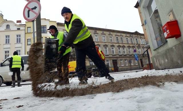 Piachu nie żałowano wczoraj na posypywanie oblodzonych chodników przy placu Piastowskim
