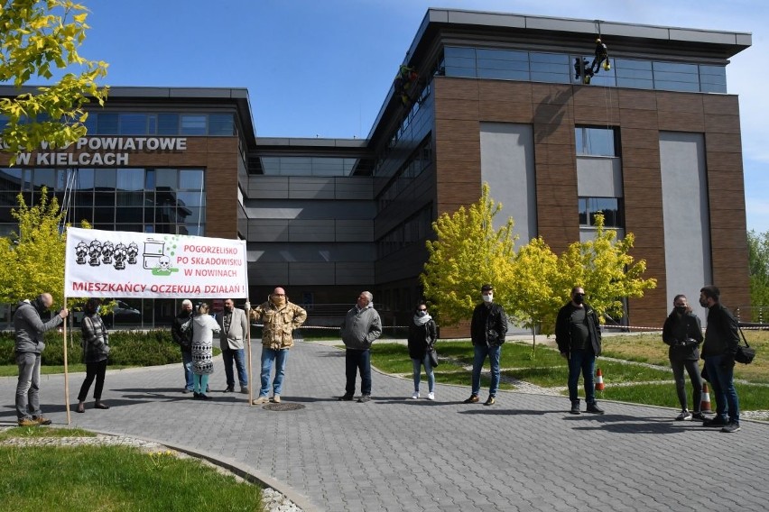 Protest pod Starostwem Powiatowym w Kielcach! Ludzie żądają usunięcia toksycznych odpadów z pogorzeliska w Nowinach