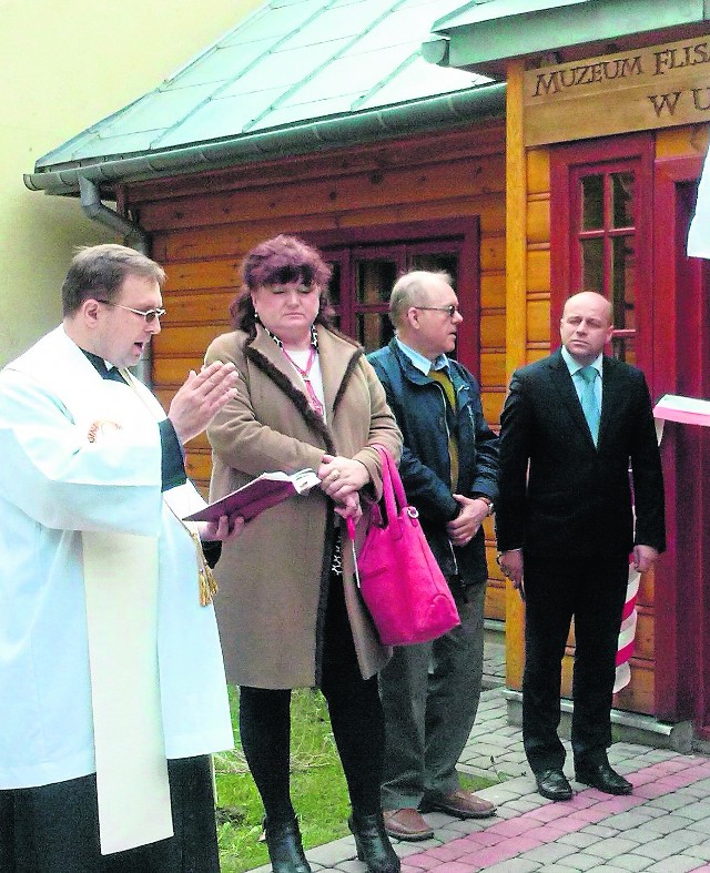 Uroczystość poświęcenia Muzeum Flisactwa Polskiego z udziałem między innymi starosty Roberta Bednarza (z prawej).