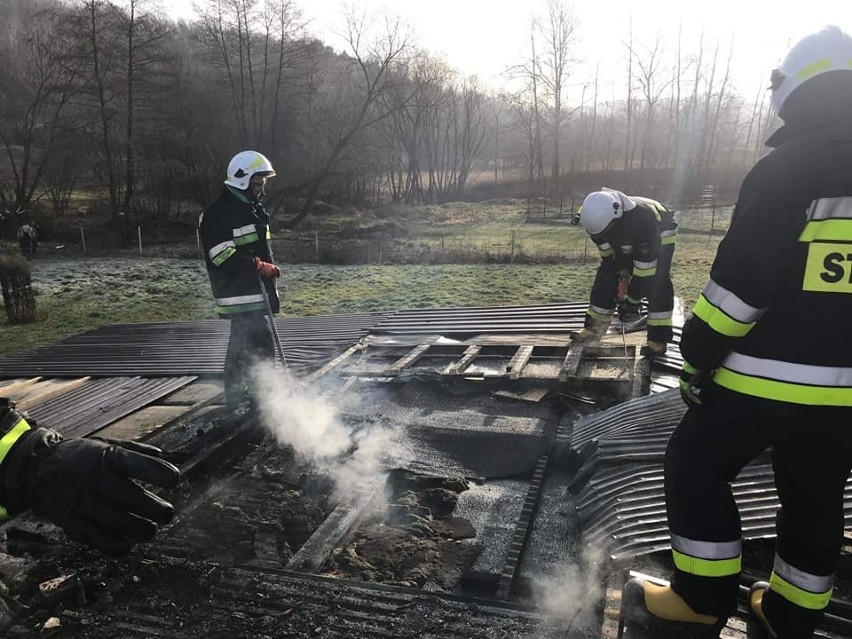 Groźny pożar pod Gdowem. Płonął domek letniskowy [ZDJĘCIA]