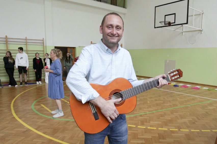 Uczniowie zaprezentowali przedstawienie dotyczące...