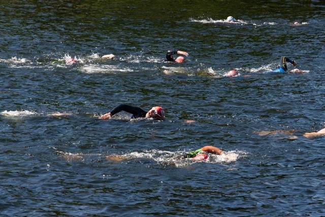 Dziś rozpoczęła się impreza Enea Triathlon Bydgoszcz 2018. Przez dwa dni w Bydgoszczy rywalizować będzie blisko 5 tysięcy zawodniczek i zawodnik&oacute;w z całego kraju. Na starcie stanęli zar&oacute;wno profesjonaliści, jak i amatorzy. Impreza potrwa dwa dni. Dziś, w sobotę rywalizowano na dystansie 1/4 (950 m pływania, 45 km roweru i 10,5 km biegu), a po południu odbędą się zawody dla  dzieci i młodzieży.W niedzielę odbędzie się rywalizacja zawodnik&oacute;w na dystansie 1/2 (1,9 km pływania, 90 km roweru i 21.1 km biegu) oraz zawodnik&oacute;w startujący na 1/8 (475 m pływania, 22,5 km roweru, 5,2 km biegu).ZOBACZ R&Oacute;WNIEŻ:Zdjęcia z etapu biegowego Enea Triathlon Bydgoszcz 2018Zdjęcia z etapu rowerowego Enea Triathlon Bydgoszcz 2018