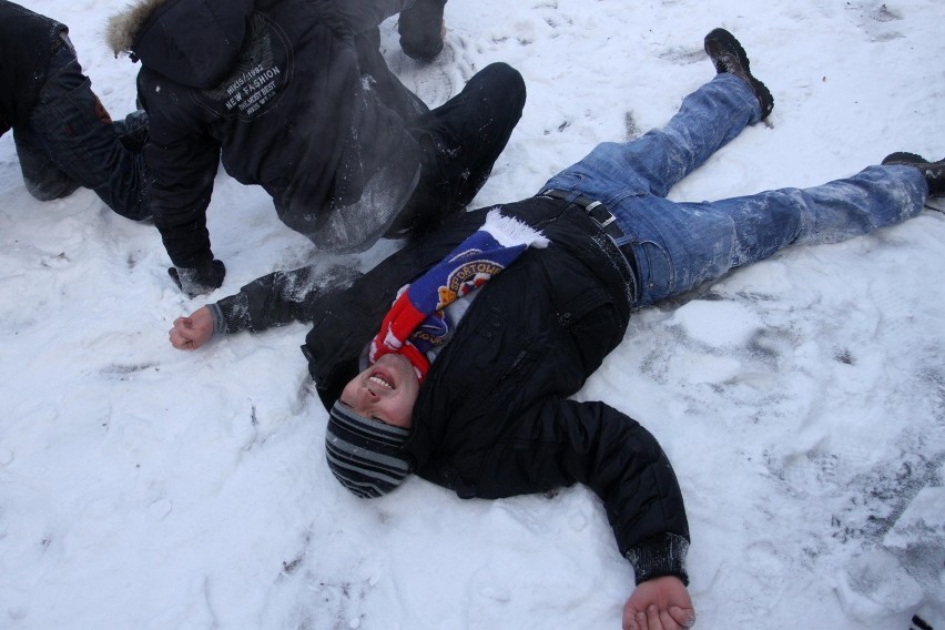 Kibice protestowali pod stadionem Wisły [ZDJĘCIA]