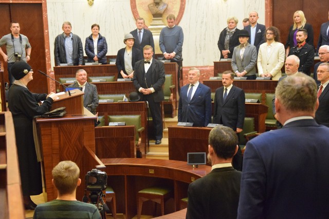 Rekonstrukcja pierwszego posiedzenia Sejmu Śląskiego z udziałem m.in. aktorów Teatru Śląskiego.