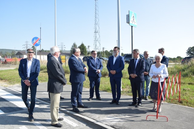 Nowa droga w Krzeszowicach połączyła drogę powiatową z krajową, tuż przy wjeździe do miasta za wiaduktem kolejowym. Kosztowała około 2 mln zł