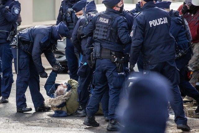 Jeden z manifestujących, lider Komitetu Obrony Demokracji, Karol Słowiński znalazł się na chodniku. Krzyczał, że ma rozrusznik serca, dlatego policjanci wezwali na miejsce karetkę.