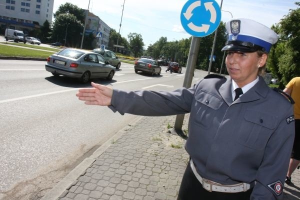 Jadąc z Piłsudskiego przed rondem stoją znaki pionowe, na których wyznaczone są pasy ruchu z kierunkami jazdy - pokazuje Agnieszka Nowakowska, sierżant sztabowy wydziału ruchu drogowego policji w Białymstoku.