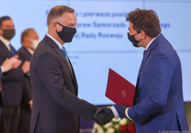 Prezydent Andrzej Duda wręcza akt nominacji prezydentowi Lucjuszowi Nadbereżnemu