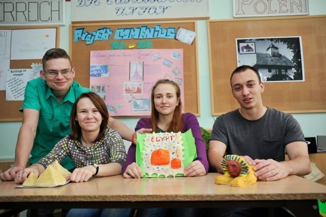 Dzięki temu projektowi wiele się nauczyliśmy &#8211; mówią uczniowie ZSOiT. Od lewej: Mateusz Decyk, Katarzyna Bojarska, Karolina Romanowska i Łukasz Borkowski.